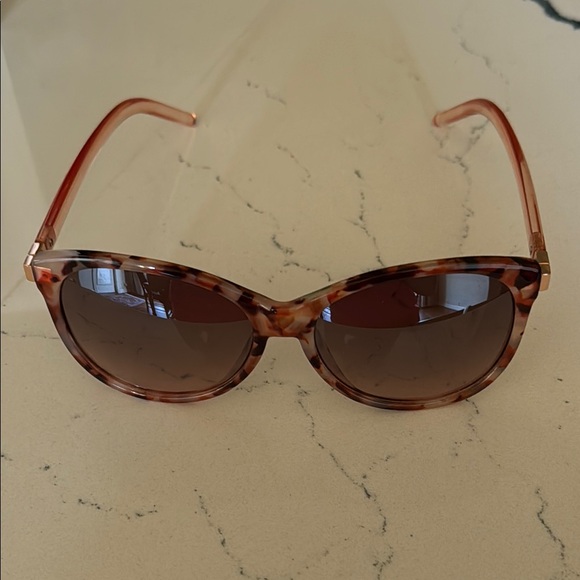 Chic Tortoiseshell Sunglasses - Picture 11 of 16